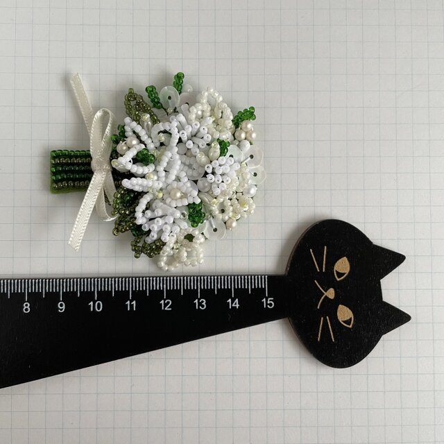 花束のビーズ刺繍ブローチ＊ホワイト | iichi 日々の暮らしを心地よく