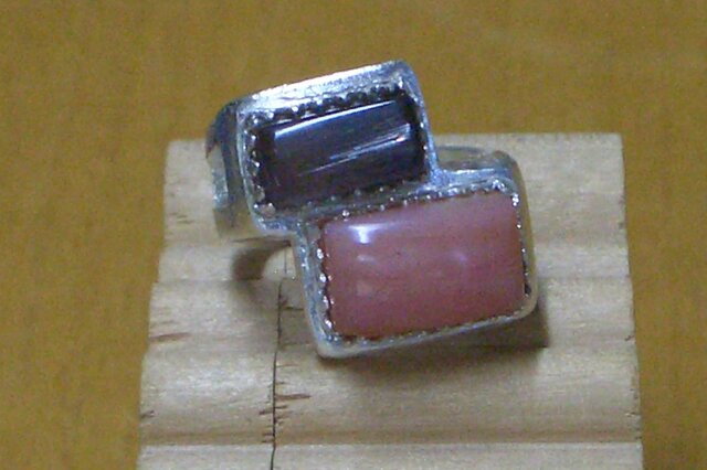 四角二つのリングの画像1枚目