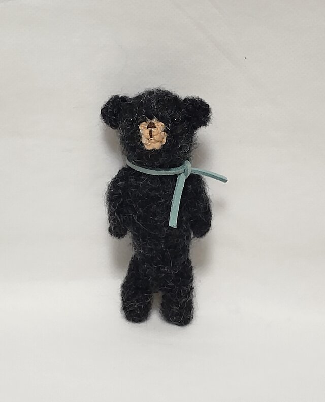 小さな黒クマさん(あみぐるみ)の画像1枚目