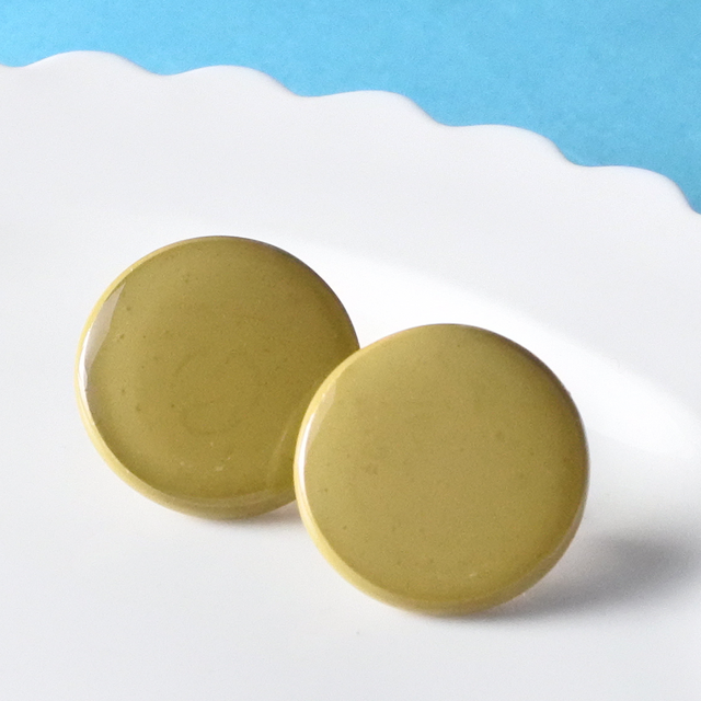 イエローグレイの丸ピアス　プレーンタイプ