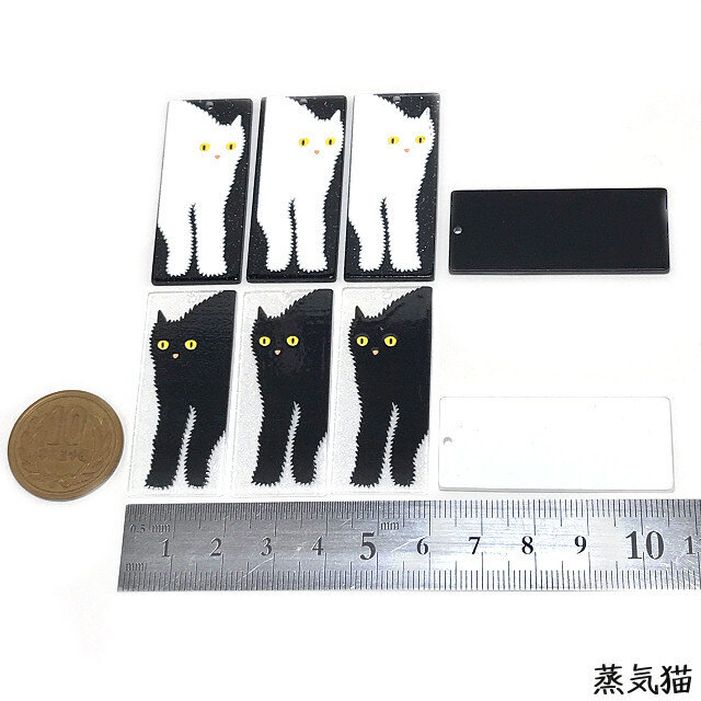 ハンドメイド 白猫、黒猫と花のチャーム - チャーム