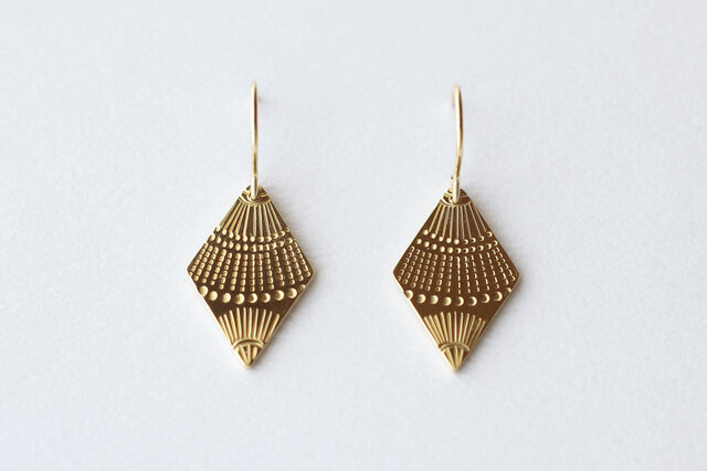模様を打った 真鍮ピアス／medallion pattern hook earrings