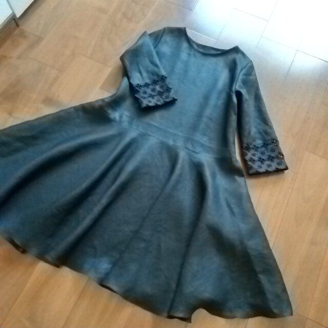 1着あると大活躍！黒リネンにレース袖のフレアワンピース