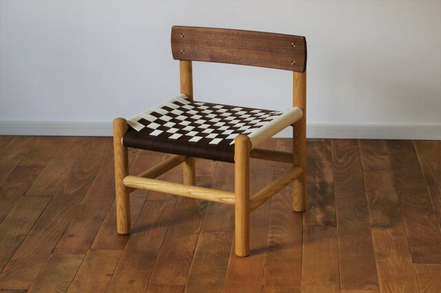 木の子供椅子：ツートンカラーの画像1枚目