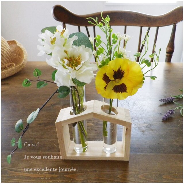 おうち型のフレームと試験管ガラスベースにこぼれないお水とナチュラルなお花を飾って♪