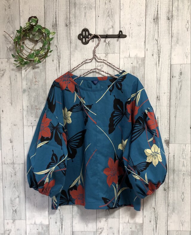 ☆ 瑠璃色に百合と蝶が舞う浴衣から　ふんわりパフ袖ブラウス♪