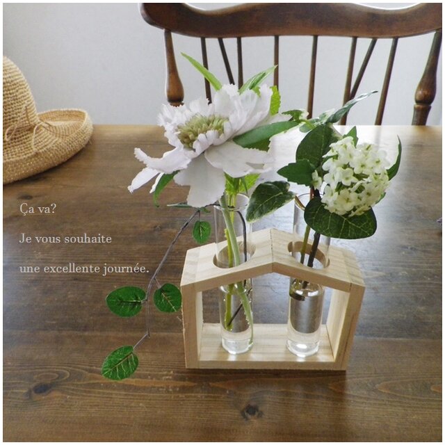 おうち型のフレームと試験管ガラスベースにこぼれないお水とナチュラルな優しいお花を飾って♪