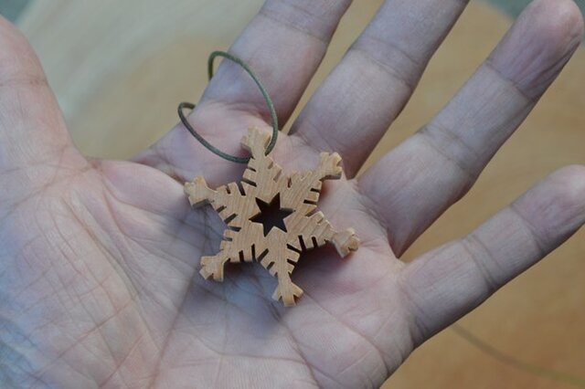 樹齢約800年の木材で作った 雪の華のペンダント その5の画像1枚目
