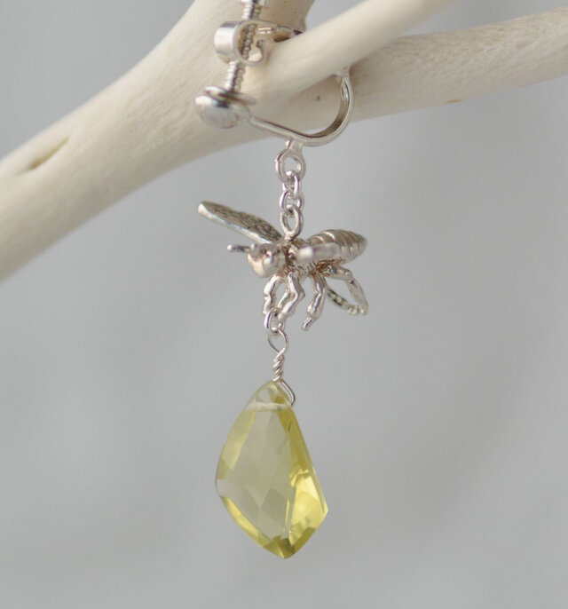 宝石を運ぶハキリバチのイヤリング・イエロー
