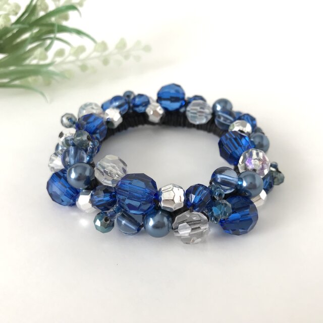 コバルトブルー のクロッシェ シュシュ 青 かぎ針編み ビジュー