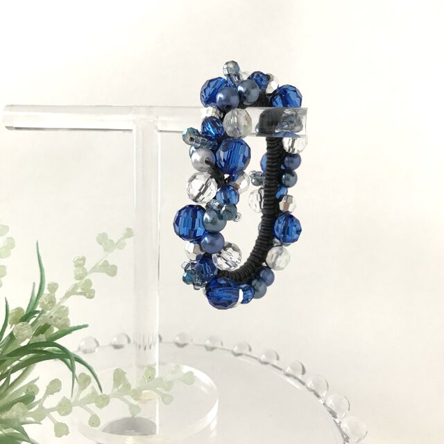 コバルトブルー のクロッシェ シュシュ 青 かぎ針編み ビジュー