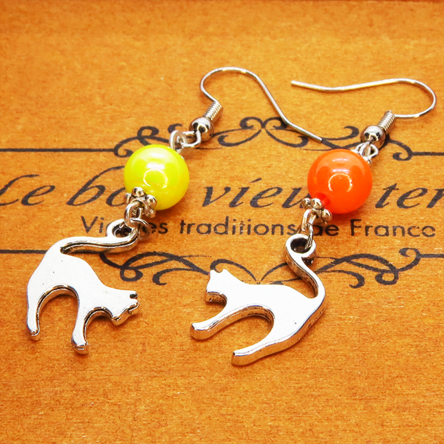 アンティークシルバーの跳ね猫とオレンジとイエローのビーズの柔らかく優しい印象のアシンメトリーピアス