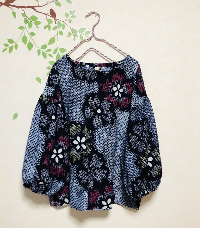 ☆ 藍に紅赤と菜の花色の大き目花柄　有松絞り　ふんわりパフ袖ブラウス♪