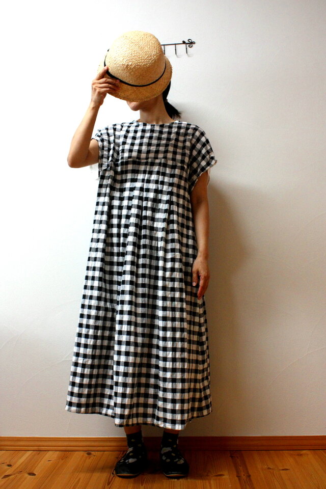 新作 タックプリーツのワンピース