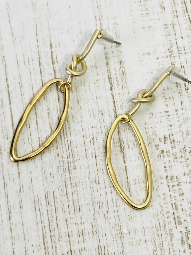 【スタット・チタンポストピアス】ループ・不規則楕円♪マット金♪