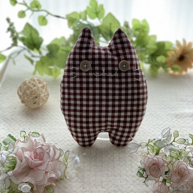 ブラウンチェックの猫のぬいぐるみ「ふにゃ〜た」