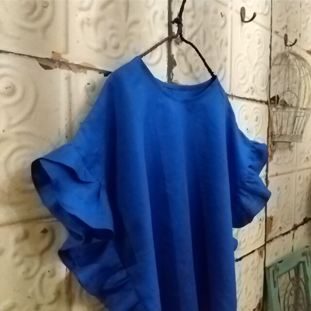 ロイヤルブルーリネンのフリルスリーブトップス