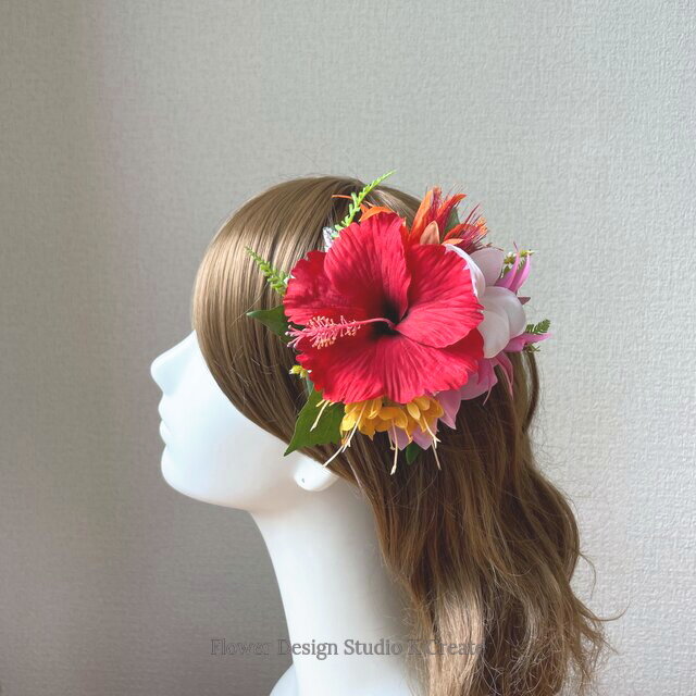 赤いハイビスカスとプルメリアのヘアクリップ 結婚式 ウェディング 髪飾り アートフラワー フラダンス 南の島 結婚式 Iichi ハンドメイド クラフト作品 手仕事品の通販