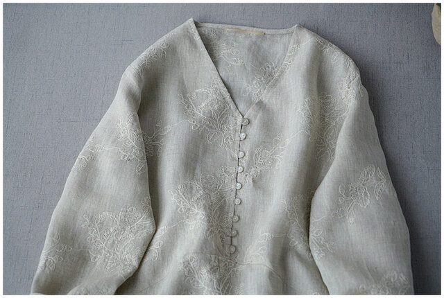 初秋に最適 リネン100%総刺繍Vネック大人可愛い長袖ワンピース♪の画像1枚目