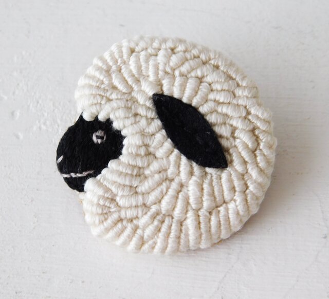 モコモコ黒ひつじ 刺繍ブローチ 【受注製作】 | iichi 日々の暮らしを