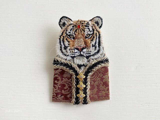 高貴な動物刺繍ブローチ10【トラ】 | iichi ハンドメイド