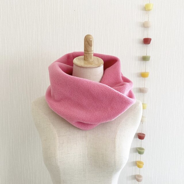 ふんわり軽くてあたたかい　フリース素材のスヌード　ピンク