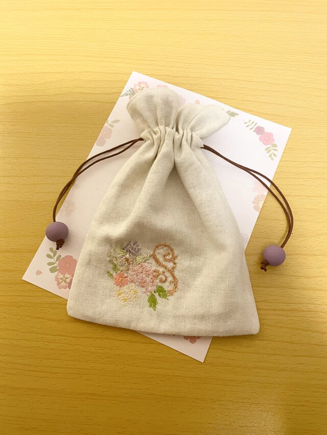 小花刺繍巾着 イニシャル刺繍S | iichi 日々の暮らしを心地よくする