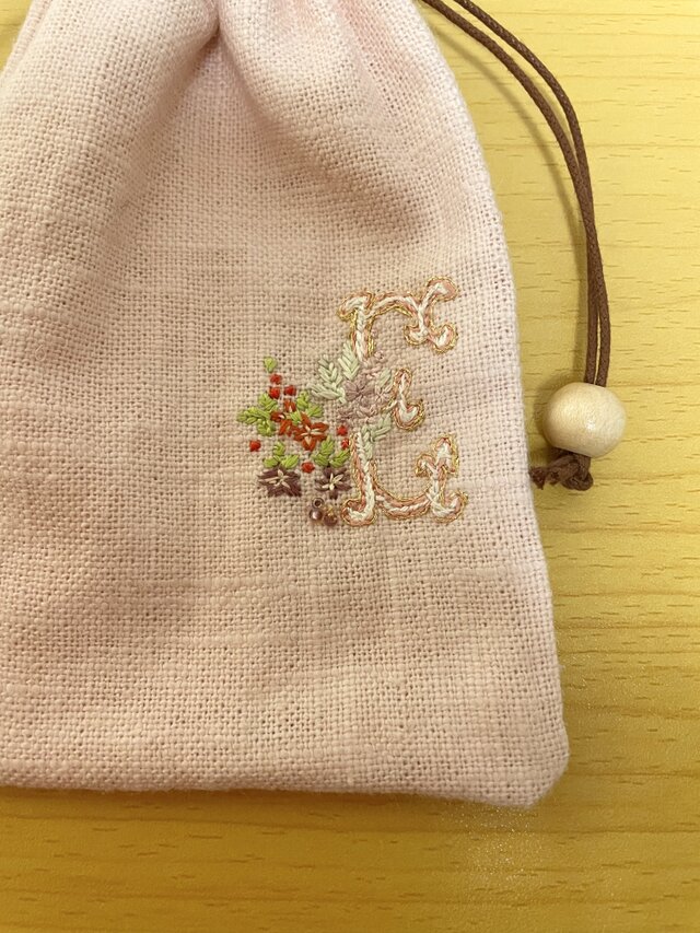 小花刺繍入ミニ巾着 イニシャルＥ | iichi 日々の暮らしを心地よくする