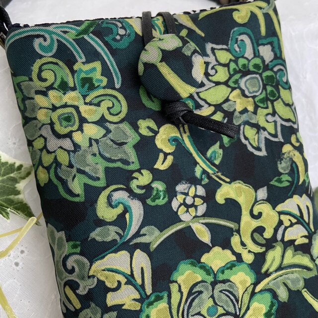 着物リメイク　染め大島の緑の花柄　スマホポーチ　ハンドメイド