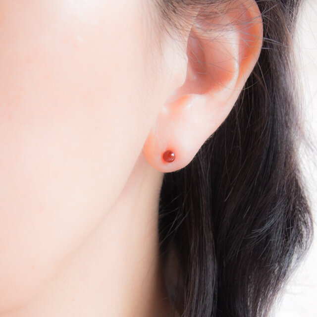 カーネリアンのシンプルひとつぶピアス | iichi 日々の暮らしを
