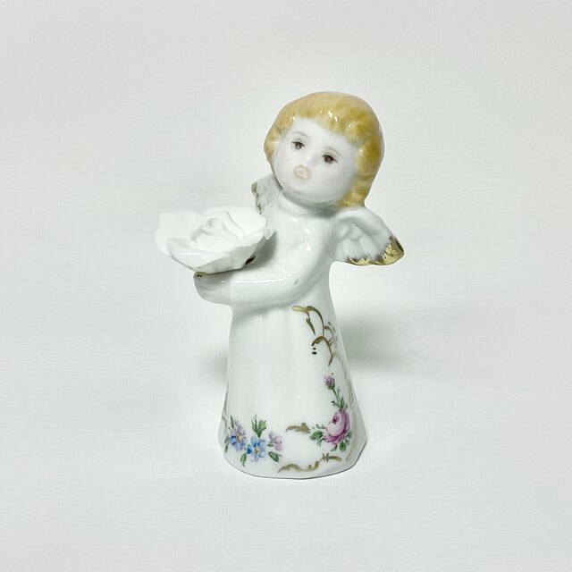 白バラを抱えた、クラシックな天使のフィギュリン