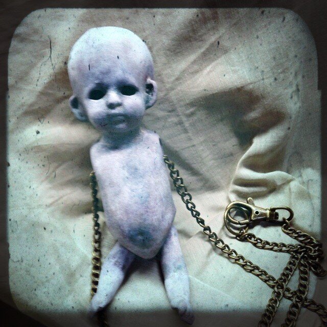 腕で歩く子ペンダント