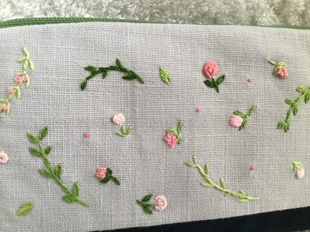 花刺繍のメガネケース～ピンクの小花～