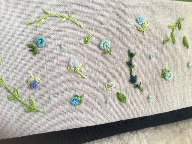 花刺繍のメガネケース～ブルーの小花～ | iichi 日々の暮らしを