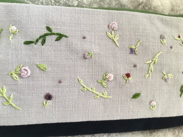 花刺繍のメガネケース～ラベンダー色の小花～ | iichi 日々の暮らしを 
