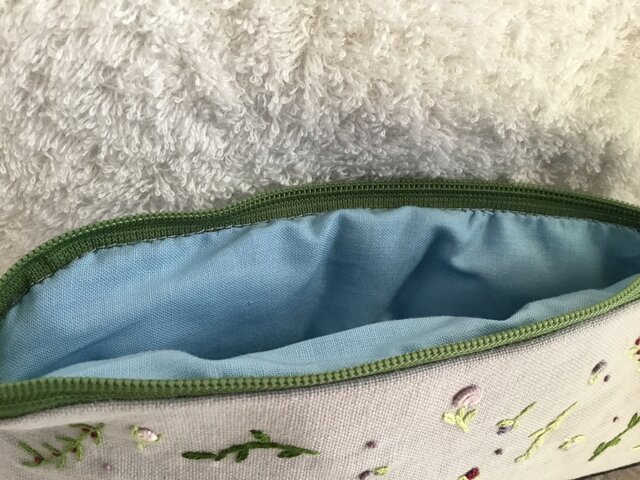 花刺繍のメガネケース～ラベンダー色の小花～ | iichi 日々の暮らしを