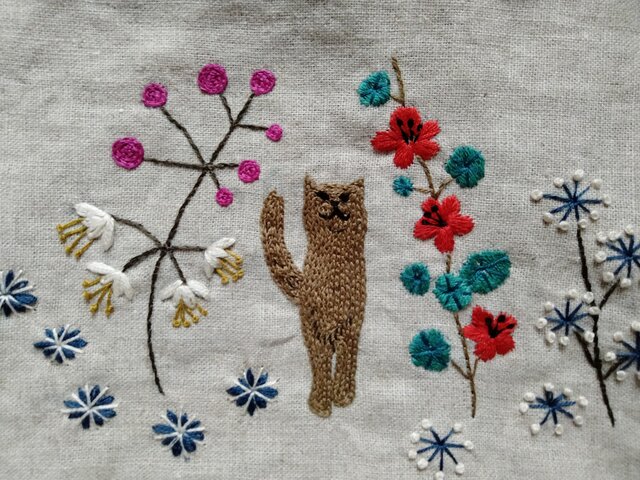 手刺繍☆リネンのポーチ☆猫の散歩 | iichi 日々の暮らしを心地よくするハンドメイドやアンティークのマーケットプレイス