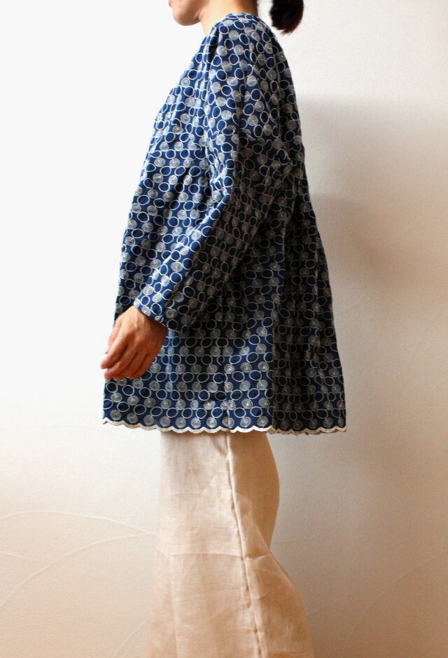 新作　刺繍のタックプリーツのプルオーバー　
