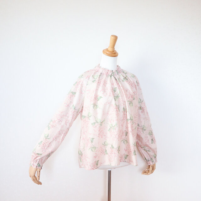 リバティ　アーカイブ・ライラックのハイネックギャザーゆったりブラウス