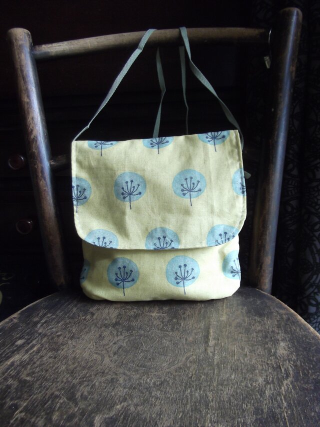 綿毛柄の黄色いサコッシュ