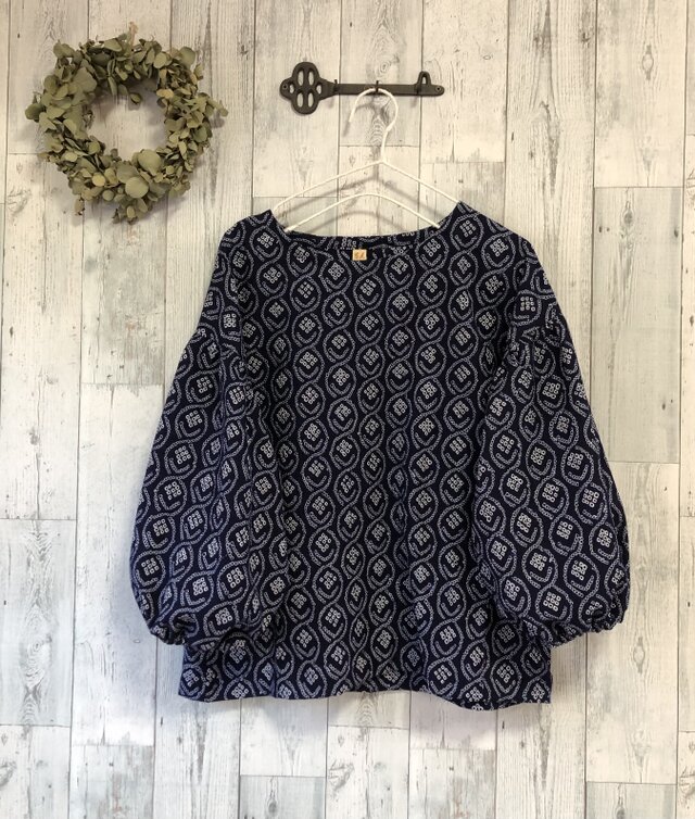 ☆ 藍色　唐草模様抽象柄　有松絞り　ふんわりパフ袖ブラウス♪