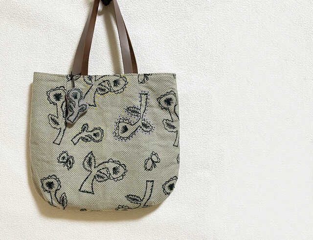 ユニークな模様のぺたんこかばん（ミナペルホネン生地） | iichi 日々