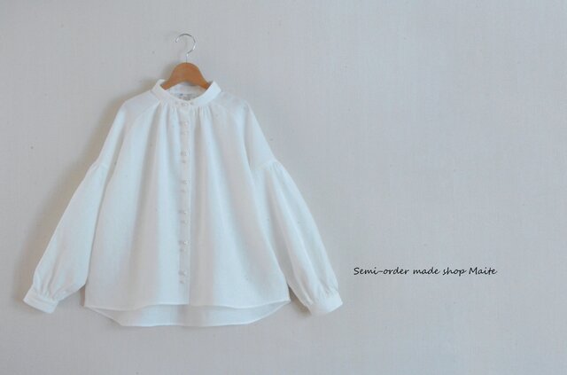 リネン100％ スタンドカラーの白ブラウス クリームパールボタン
