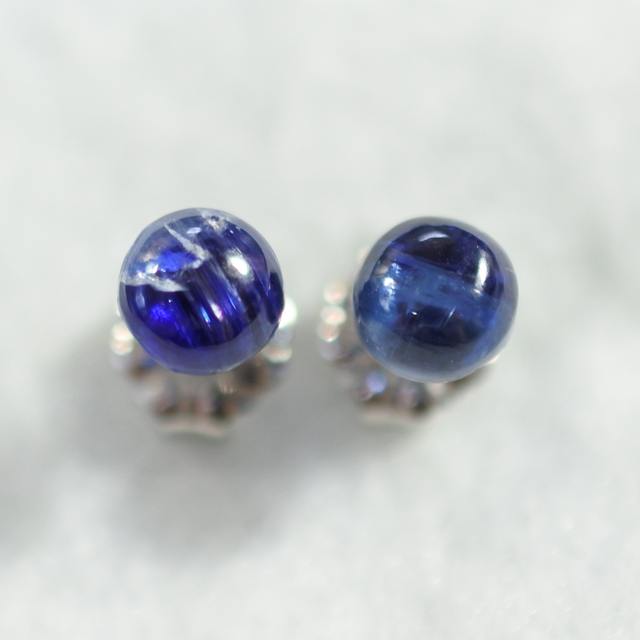 （１点もの）カイヤナイトのスタッドピアス（5mm・チタンポスト）