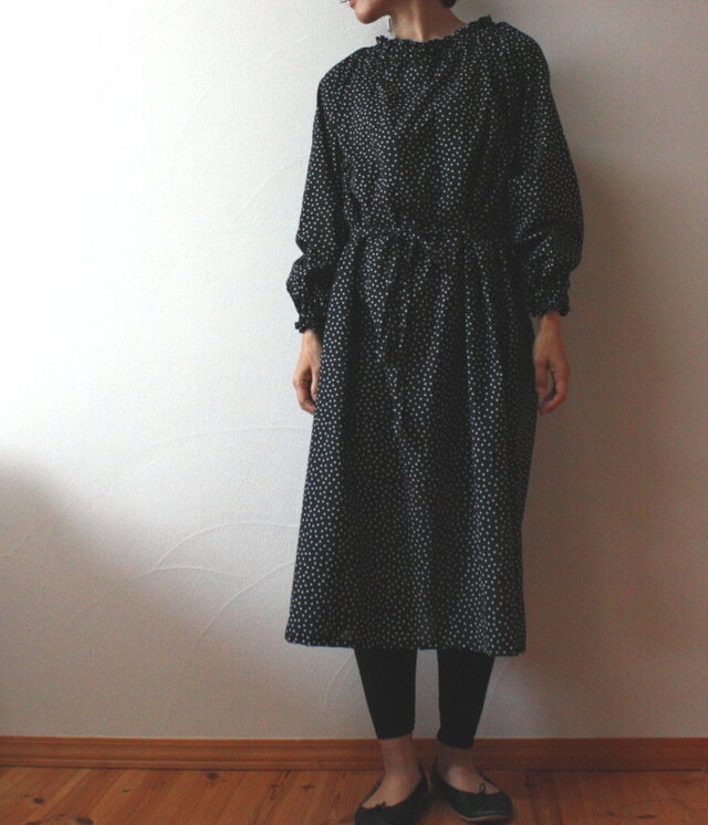 シャーリングネックのドットワンピース　ネイビー