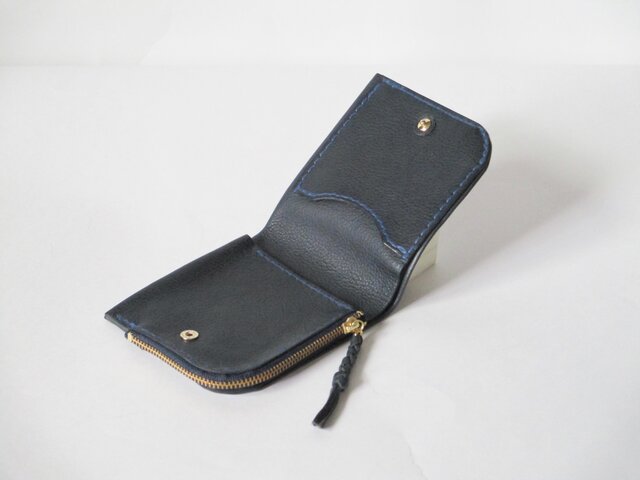 イタリア革のソフトな薄型二つ折り財布（ネイビー） | iichi ハンドメイド・クラフト作品・手仕事品の通販