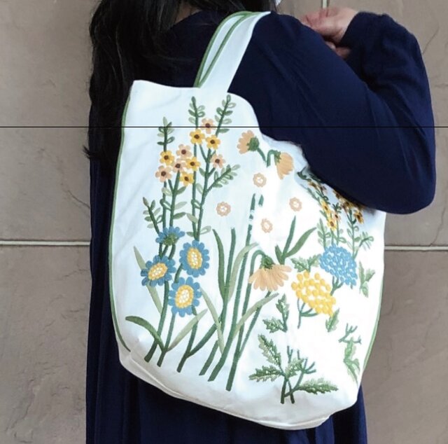 ハンドメイド刺繍トートバッグ ハンドメイド刺繍トートバッグ - メルカリ