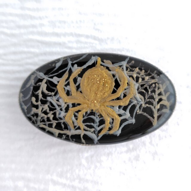 蜘蛛・ハロウィン＊手描きレジンの帯留め | iichi 日々の暮らしを
