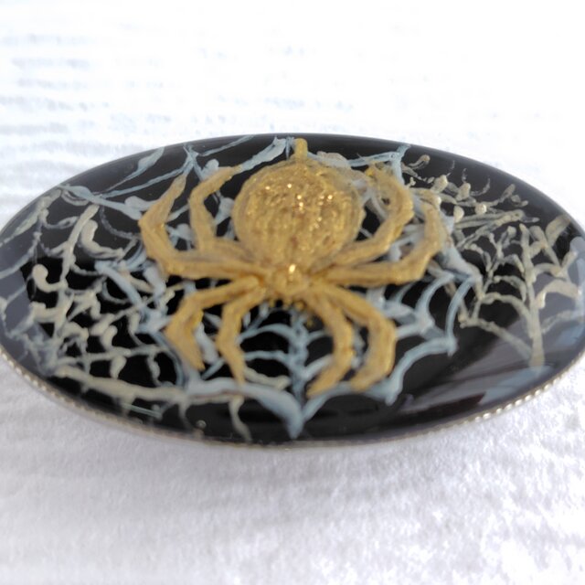 蜘蛛・ハロウィン＊手描きレジンの帯留め | iichi 日々の暮らしを