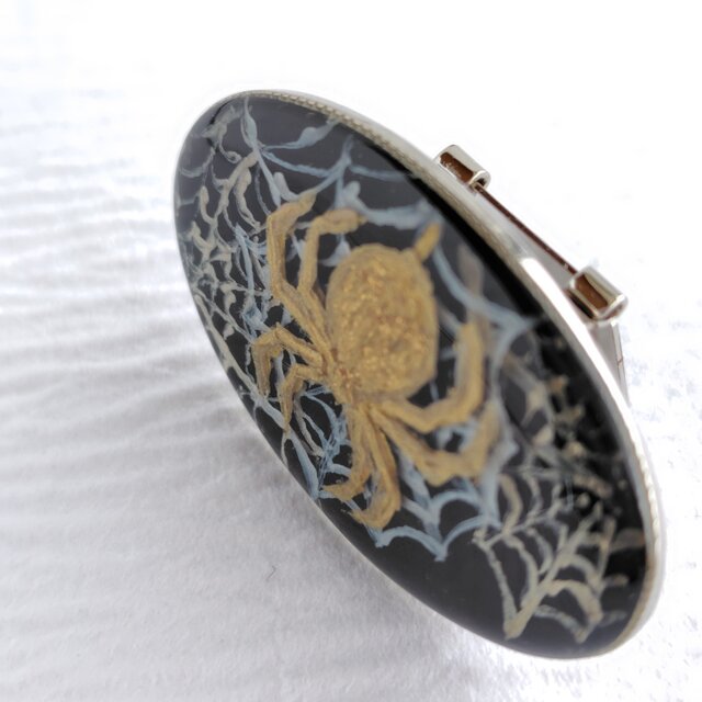 蜘蛛・ハロウィン＊手描きレジンの帯留め | iichi 日々の暮らしを